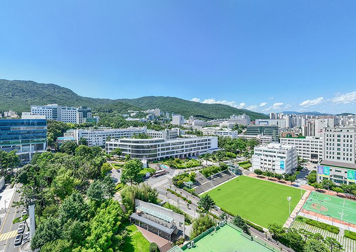 내년으로 개교 80주년을 맞는 부산대학교가 2일과 4일 미국 명문대학 출신 학생과 연구자 등이 참석한 가운데 'Global Connections for the Future'라는 슬로건을 내걸고 '국제화 비전 선포식'과 함께 국제 아카데믹 포럼, 특강, 문화 교류 행사를 개최한다. 부산대학교 전경. 부산대학교 제공
