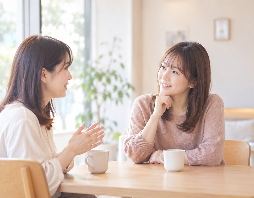 女性2人がカフェで穏やかに弾む会話を楽しんでいる