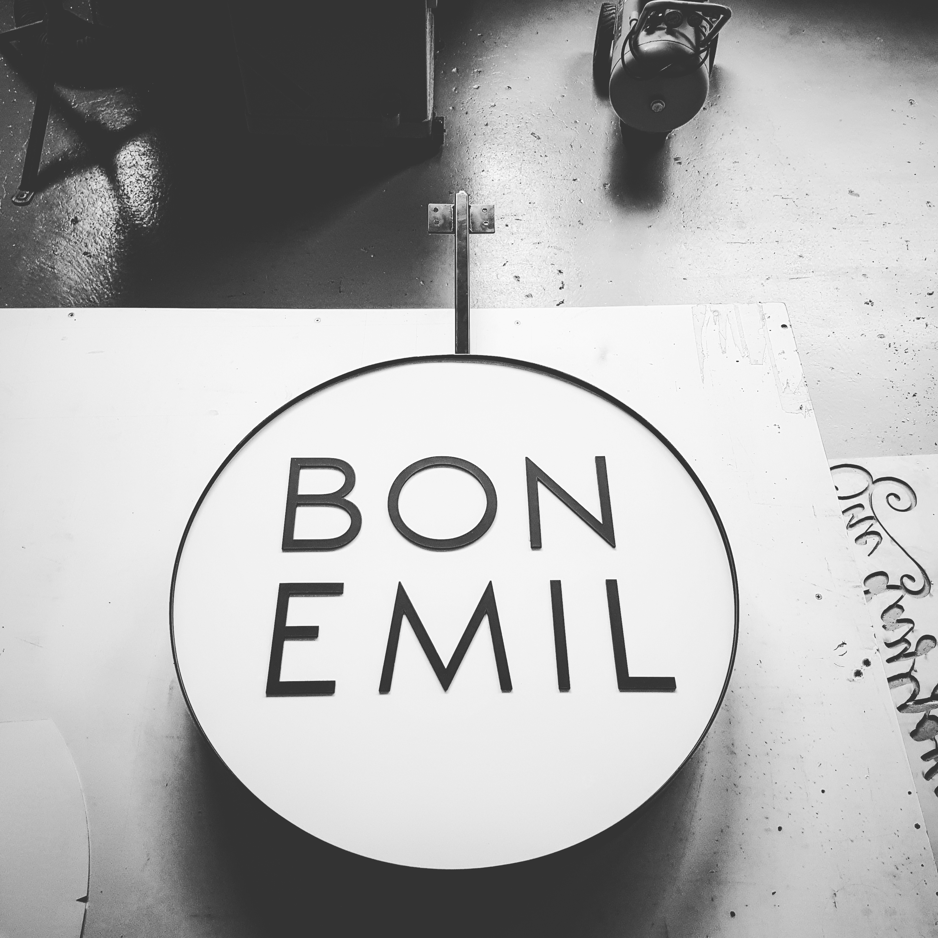 Bon Emil round sign