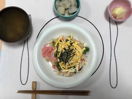 H.30 2/1 毎月1日はお寿司の日🍣
今月は「ちらし寿司」でした✨