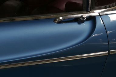 Klassisch. Sportlich. Selten. Der P1800 S in Blau mit rotem Leder ist nicht nur schön, sondern auch technisch beeindruckend: elegant aufbereitete Karosserie, perfekt restaurierter Innenraum.