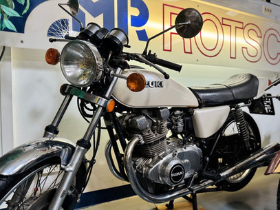 "Suzuki GS400 Motorrad, eines der ersten Modelle der 1976 gestarteten GS-Baureihe."