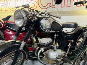 "Puch 125 SV Motorrad, 125 ccm Hubraum, 6,5 PS, bekannt für Zuverlässigkeit und robuste Bauweise."
