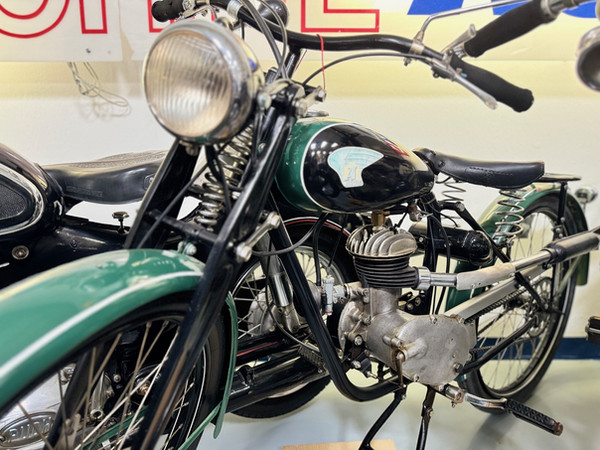 "Ardie MF 125 Motorrad, 125 ccm, 3 PS, ohne Getriebe, mit Kettenvorgelage und Sekundärkette zur Kraftübertragung."