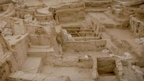 La découverte et les fouilles du site de Çatal Höyük, en Turquie d’aujourd’hui, ont ouvert une réflexion en ce sens. Certains archéologues (dont Ian Hudder, le directeur des fouilles) pensent que la sédentarité précède l’agriculture, ce qui tendrait à prouver que la révolution néolithi