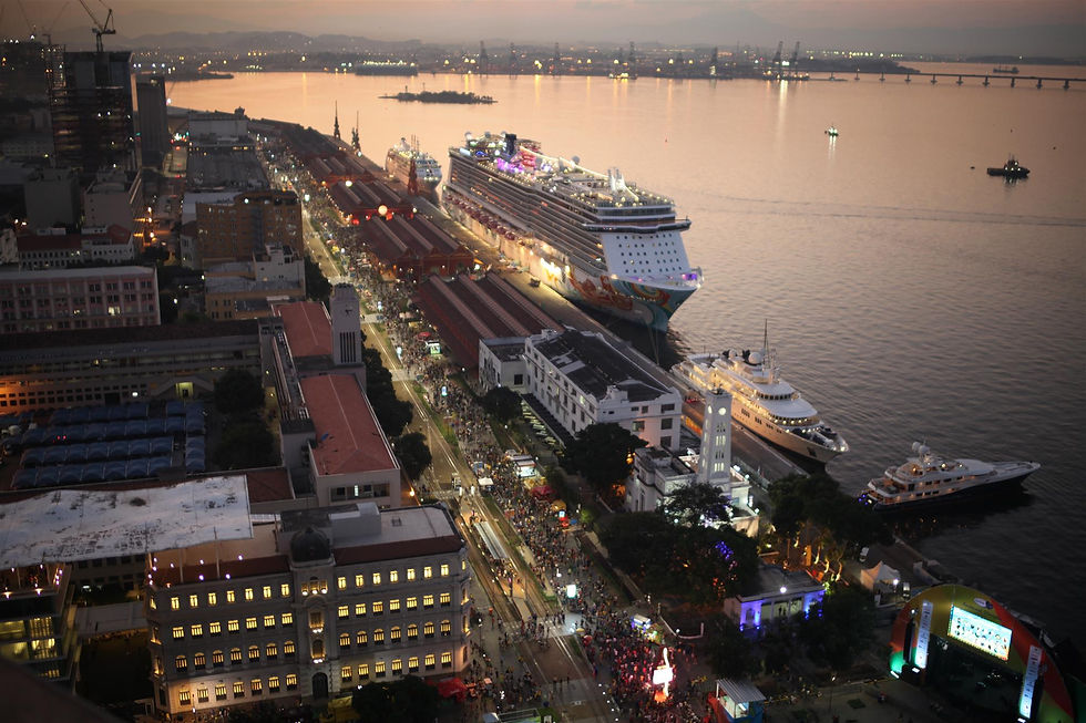 Blick auf die Praça Mauá mit Kreuzfahrtschiffen, die bei Sonnenuntergang in Rio vor Anker liegen.