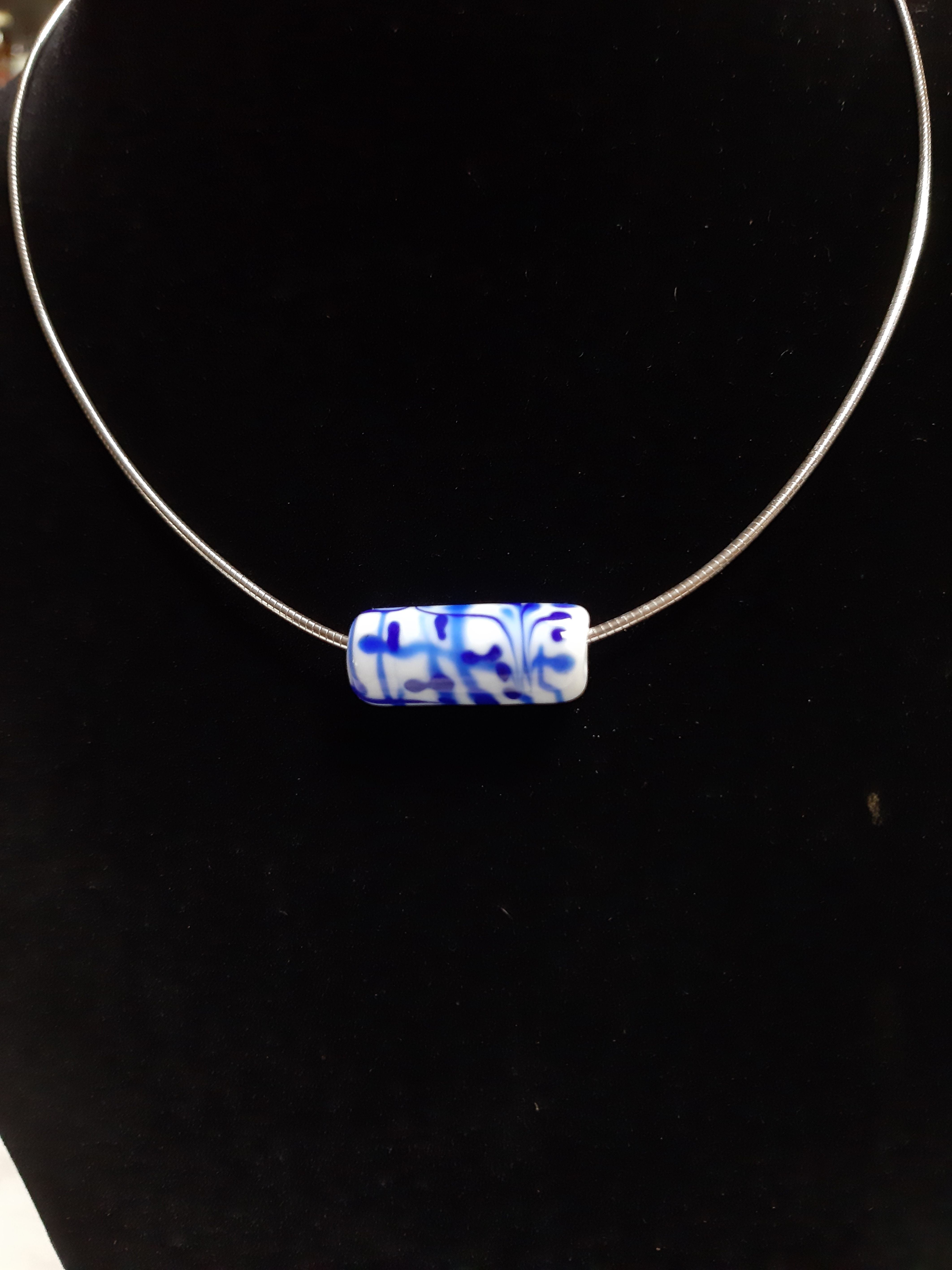 Delft de verre. Ras du cou chaine argent.