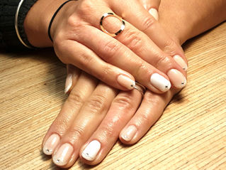 Pose d'ongles en vernis semi permanent pour un mariage.
