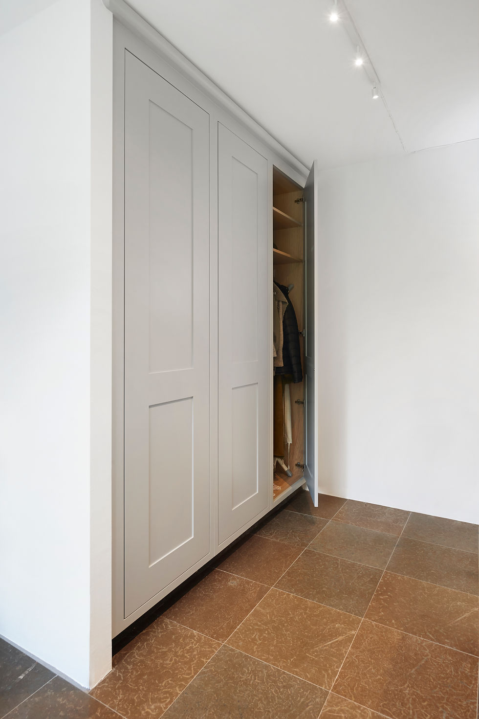 Light grey carpentry wardrobes