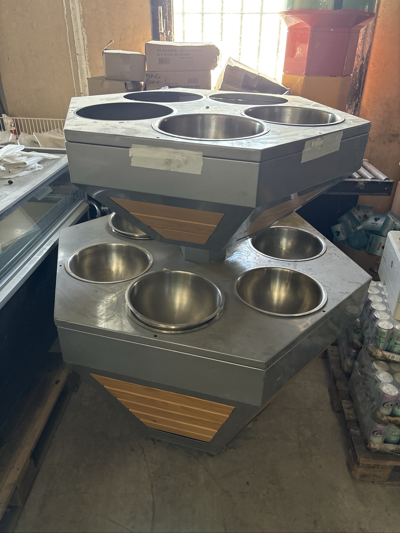 Présentoir professionnel hexagonal à bacs inox