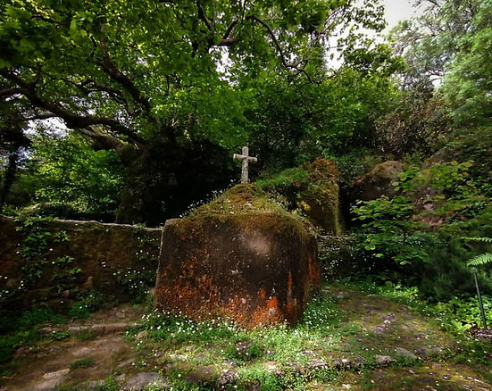 Guided visit to the Convent of the Capuchos of the Sintra Mountains - the square of the three crosses