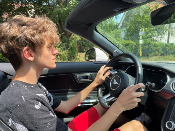 Mustang V8 innen mit jungem Fahrer