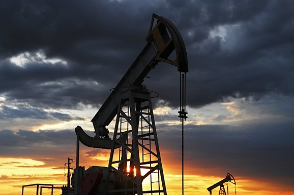 Нефть дешевеет на фоне роста заражений COVID и геополитики