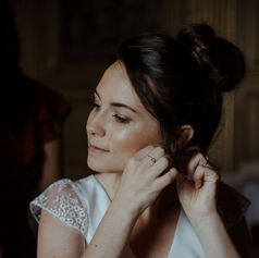 Maquillage naturel mariée et chignon haut style danseuse