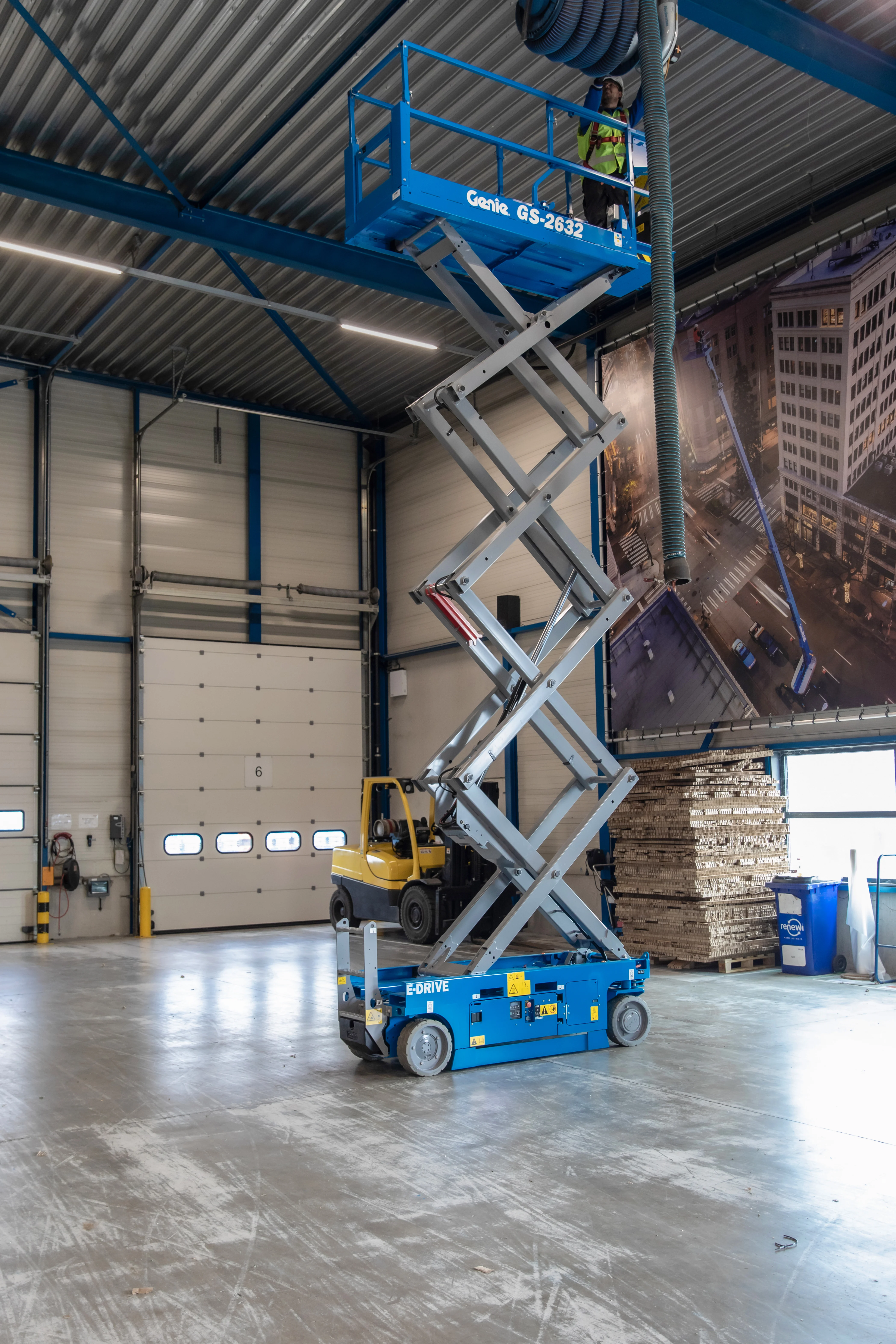 Genie 26ft Electric Scissor Lift, 32" Wide — photo 4