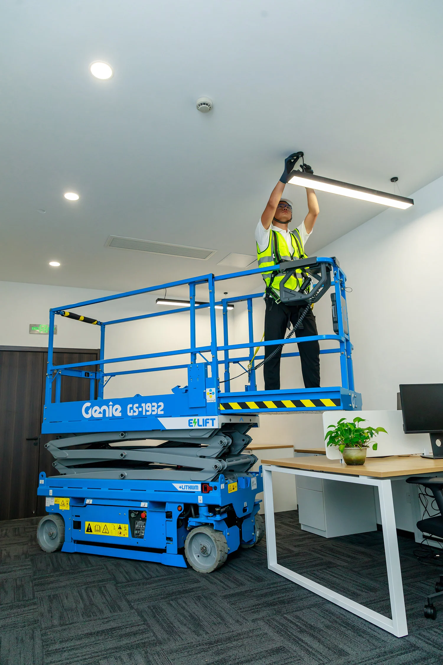 Genie 19ft Electric Scissor Lift, 30-32" Wide — photo 2