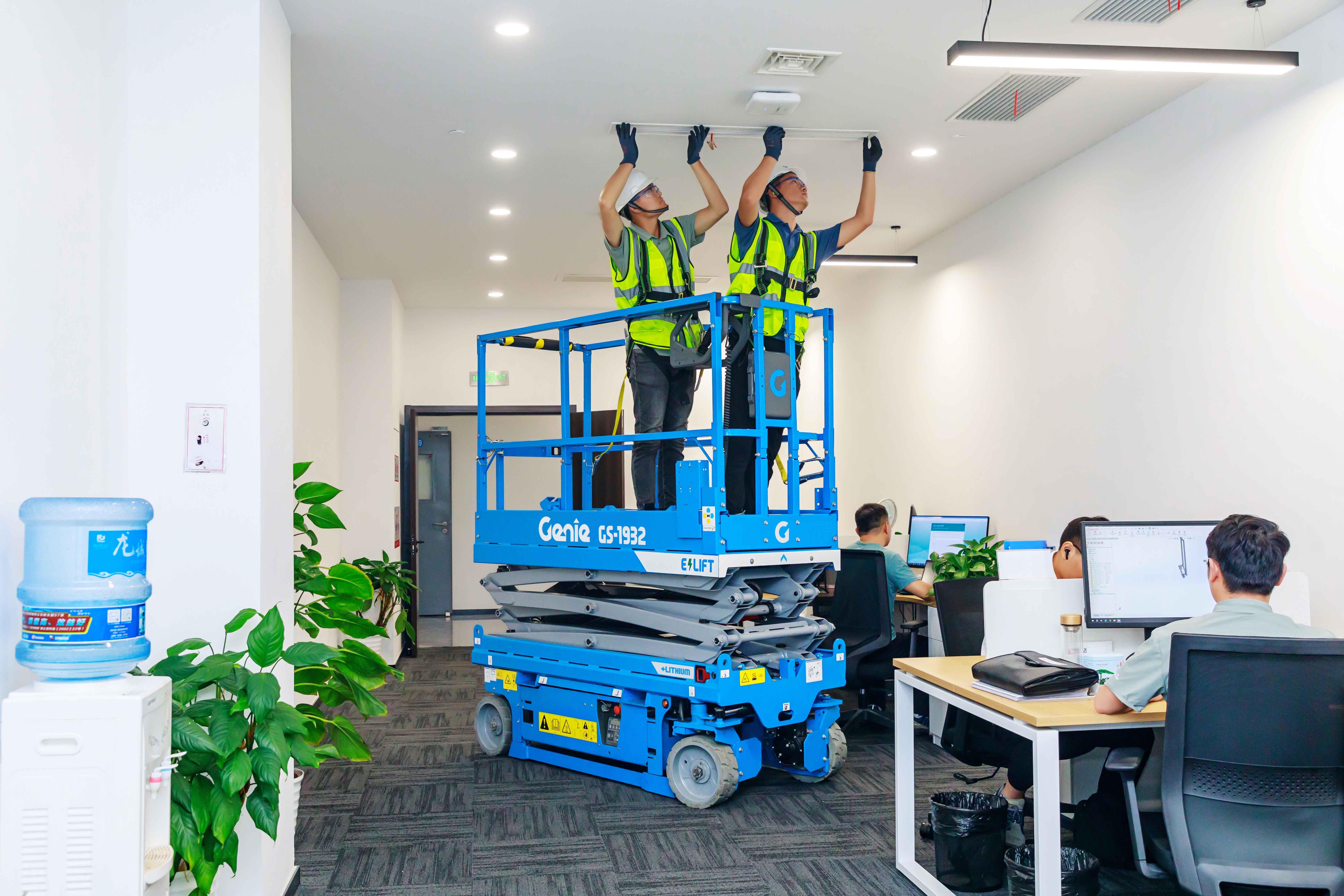 Genie 19ft Electric Scissor Lift, 30-32" Wide — photo 6