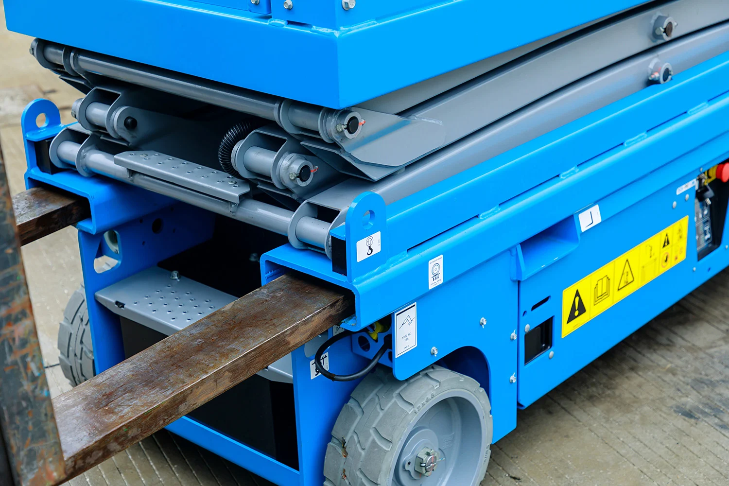 Genie 19ft Electric Scissor Lift, 30-32" Wide — photo 3