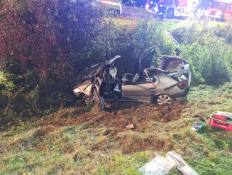 Verkehrsunfall mit 1 eingeklemmten Person