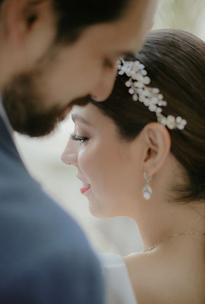 Close up de los novios en el día de su boda, en La Paz Baja California Sur, foto por Alejandro Moyrón de Amé Fotografía
