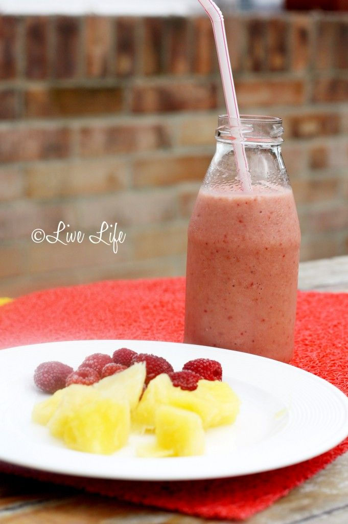 Vaso con smoothie saludable de frutas para desayuno nutritivo