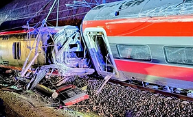 Chocaron 2 trenes de alta velocidad en España y ya son 39 los fallecidos. Además, hay decenas de heridos

Un tren que hacía el trayecto Málaga-Madrid salió de la vía y terminó impactando contra otra formación que circulaba en sentido contrario hacia Huelva. Por el golpe, algunos vagones quedaron fuera de los rieles. Ocurrió este domingo 18 de enero, pasadas las 19:30 h. El punto exacto fue en el municipio de Adamuz, en la provincia de Córdoba. Viajaban casi 400 personas entre ambos ferrocarriles

Hay una investigación está en curso: El Ministerio de Transportes confirmó que los sistemas de seguridad y el mantenimiento de los trenes estaban al día, por lo que ahora analizan los datos de las cajas negras para determinar la causa del descarrilamiento

El presidente de España, Pedro Sánchez, publicó en X: "Hoy es una noche de profundo dolor para nuestro país por el trágico accidente ferroviario en Adamuz. Quiero expresar mis más sinceras condolencias a las familias y seres queridos de las víctimas.

Ninguna palabra puede aliviar un sufrimiento tan grande, pero quiero que sepan que todo el país las acompaña en este momento tan duro. Todos los servicios de emergencia están trabajando de forma coordinada sin descanso"

Actualmente la circulación de trenes entre Madrid y el sur de España sigue suspendida. Equipos de emergencia trabajan en el lugar para retirar los vagones y reparar la infraestructura dañada