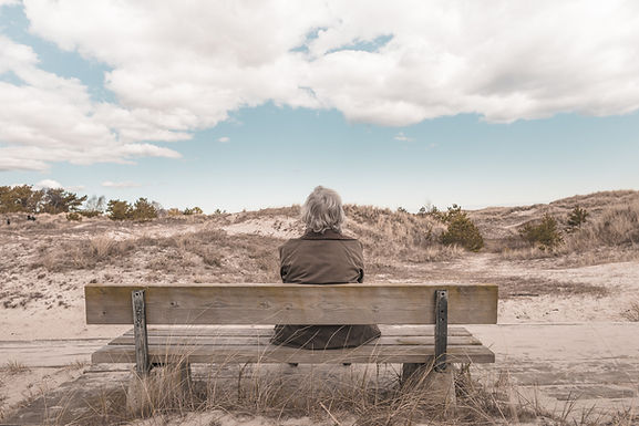 L'homme assis sur un banc