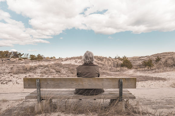 L'homme assis sur un banc