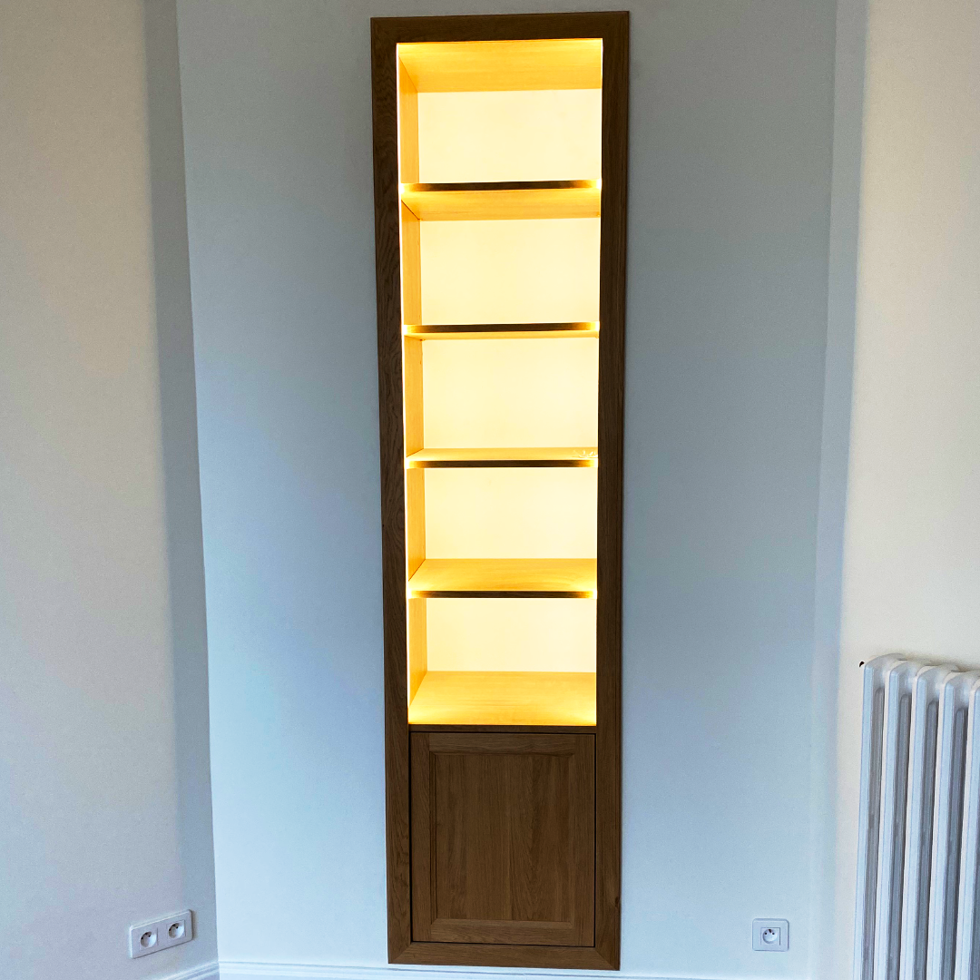 Étagères illuminées et incrustées dans le mur
