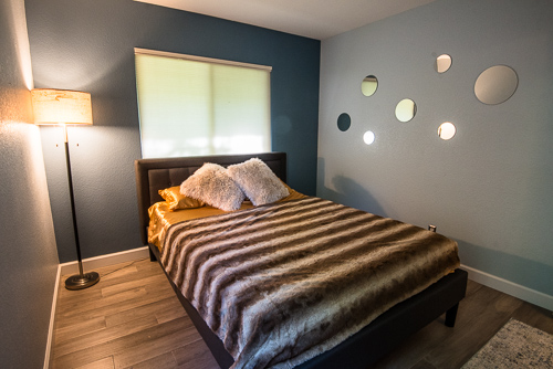 bedroom with bed and lamp