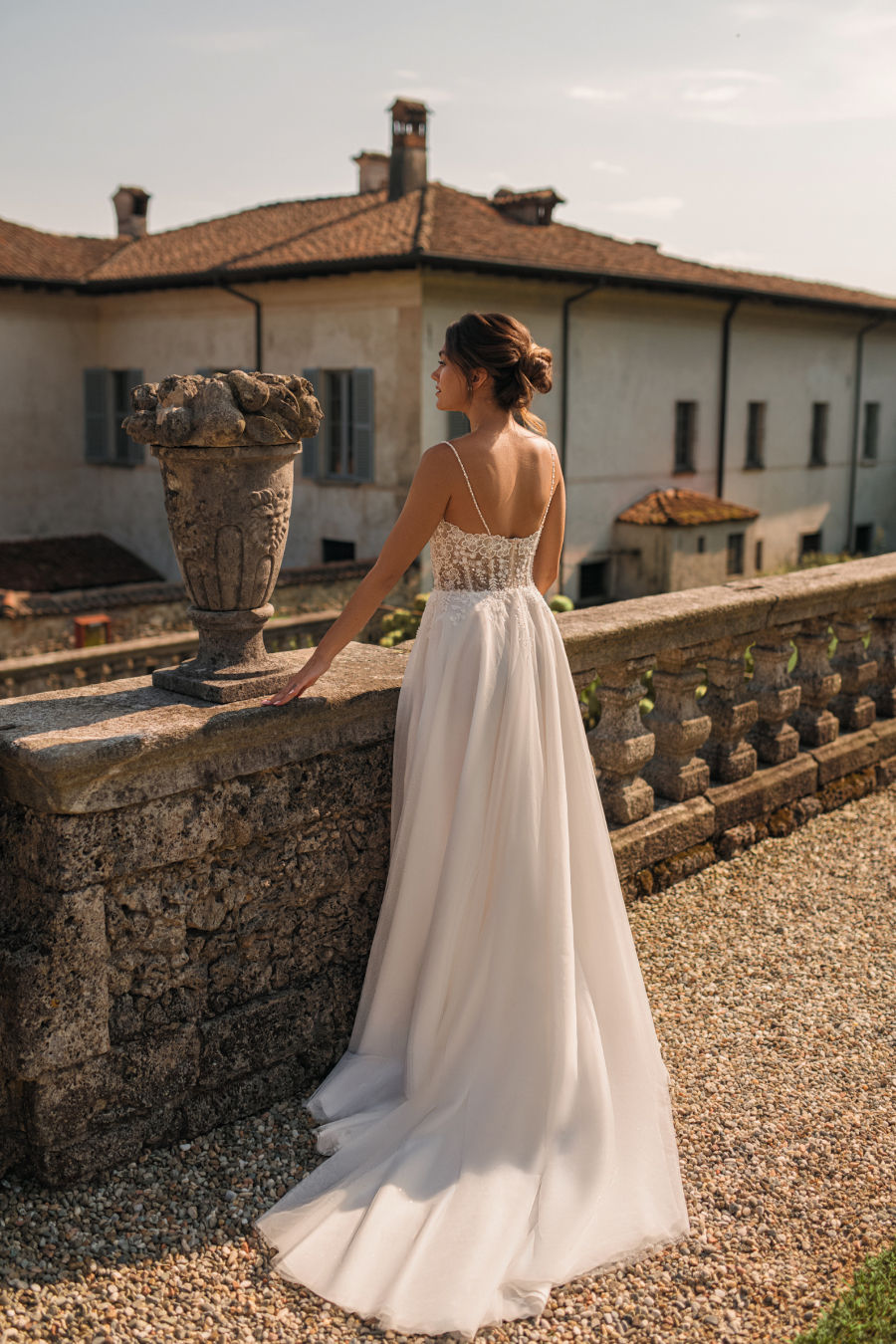Mariée en robe bustier blanche, dos au domaine
