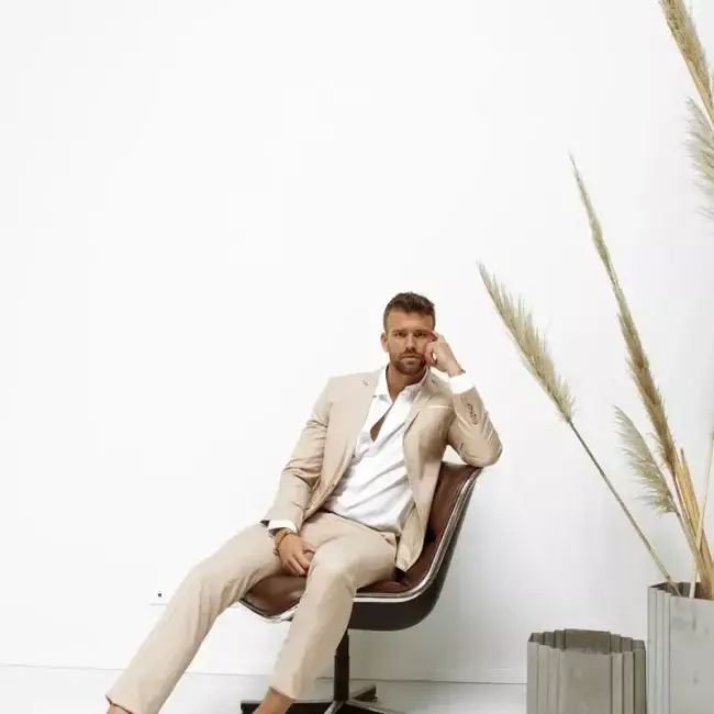 Homme en costume beige, assis