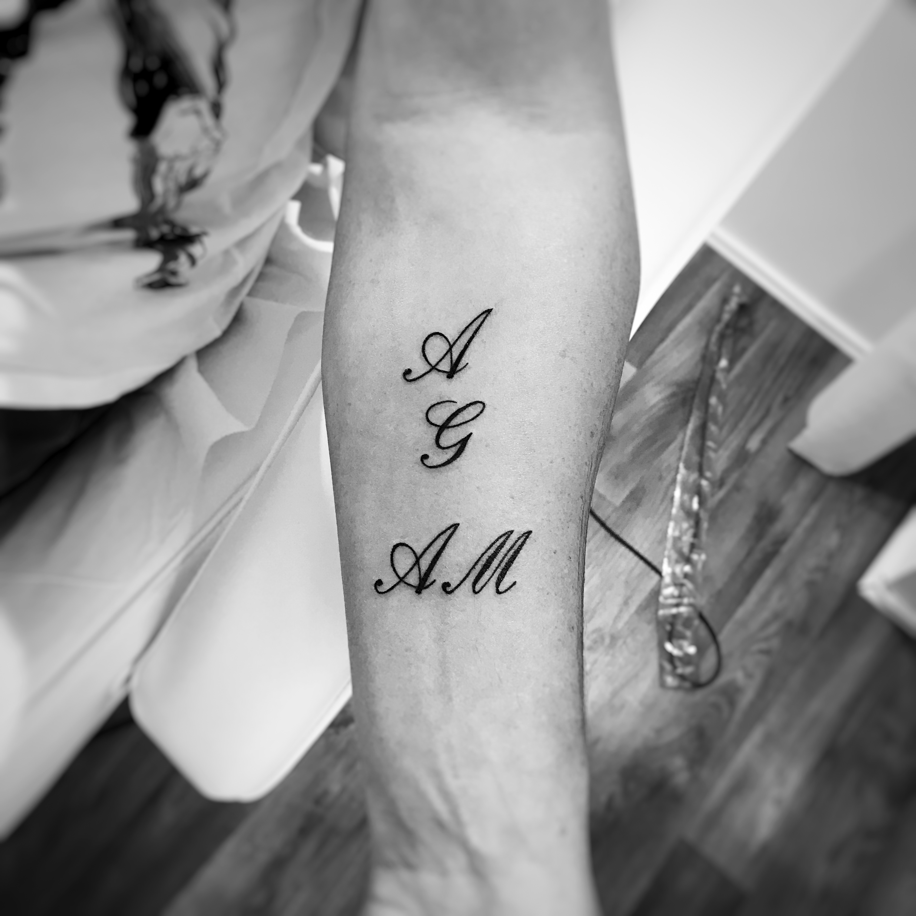 TATOUAGE INITIALE BRAS