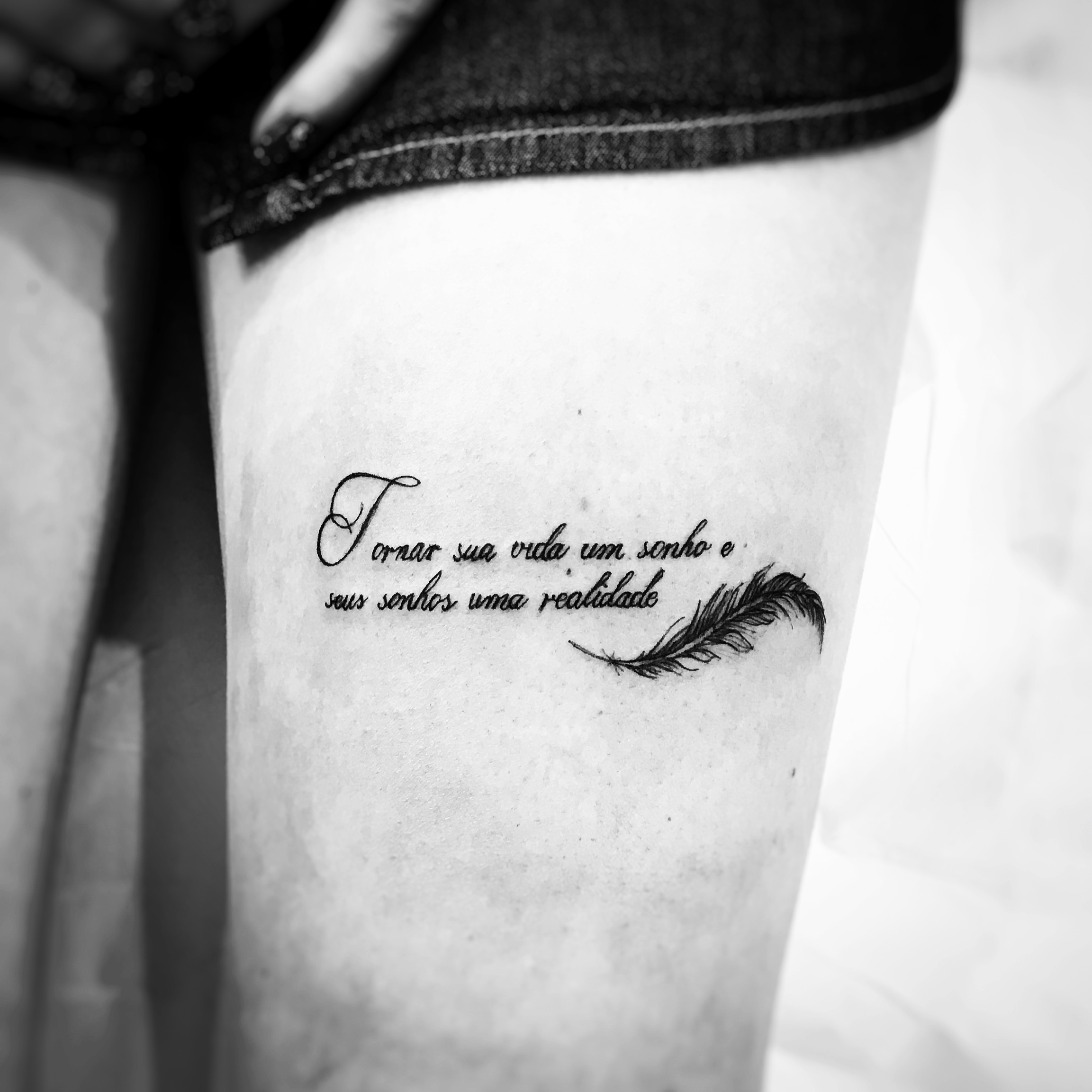 TATOUAGE LETTRAGE CUISSE PLUME