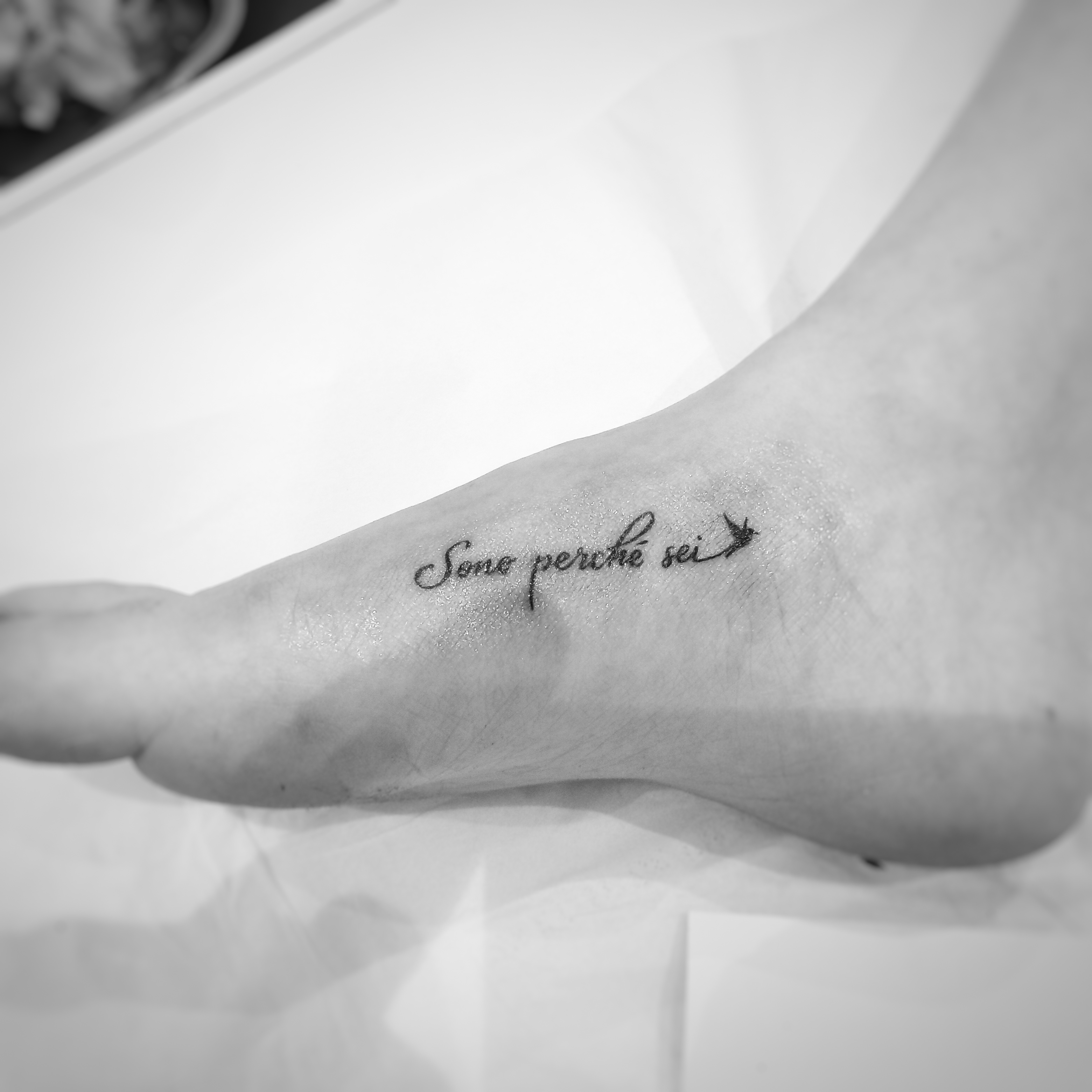 TATOUAGE LETTRAGE PIED