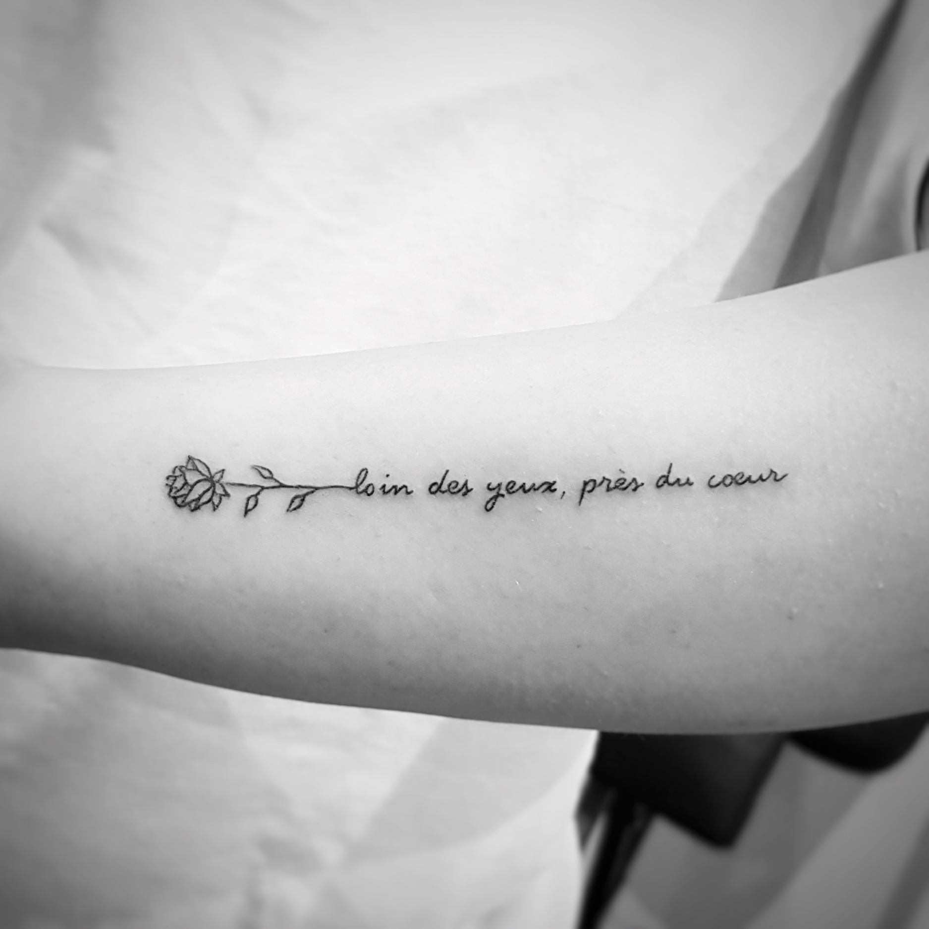 TATOUAGE PHRASE ROSE MINIMALISTE