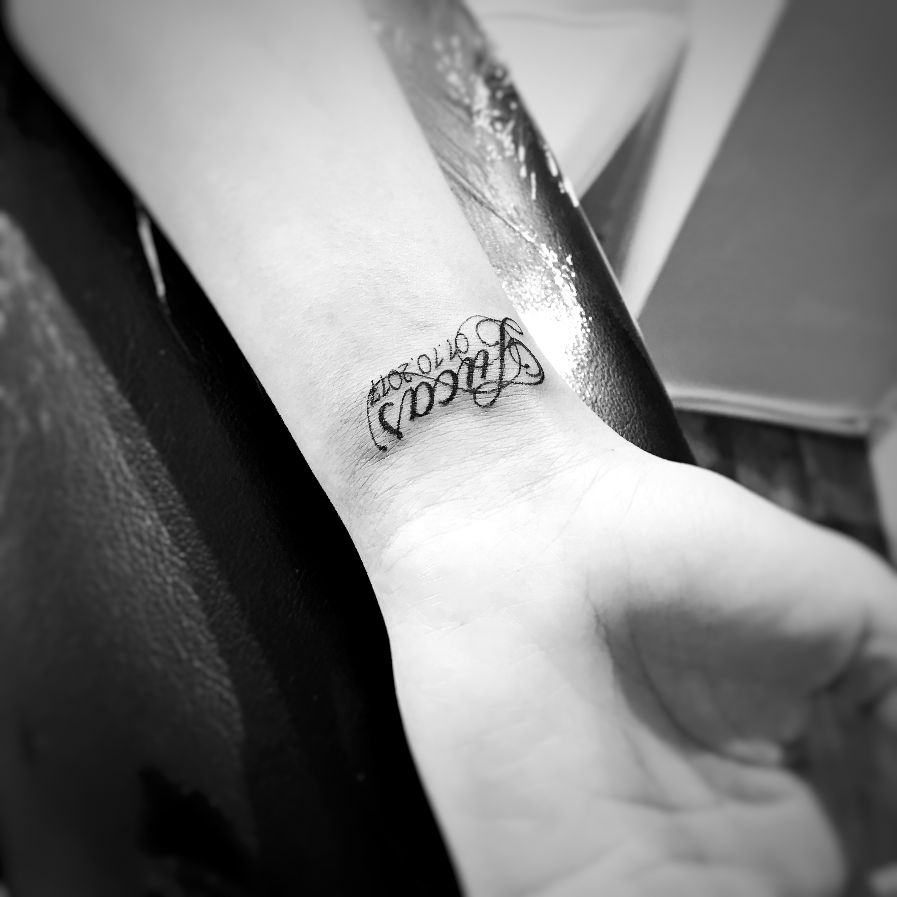 TATOUAGE PRÉNOM POIGNET INTERIEUR