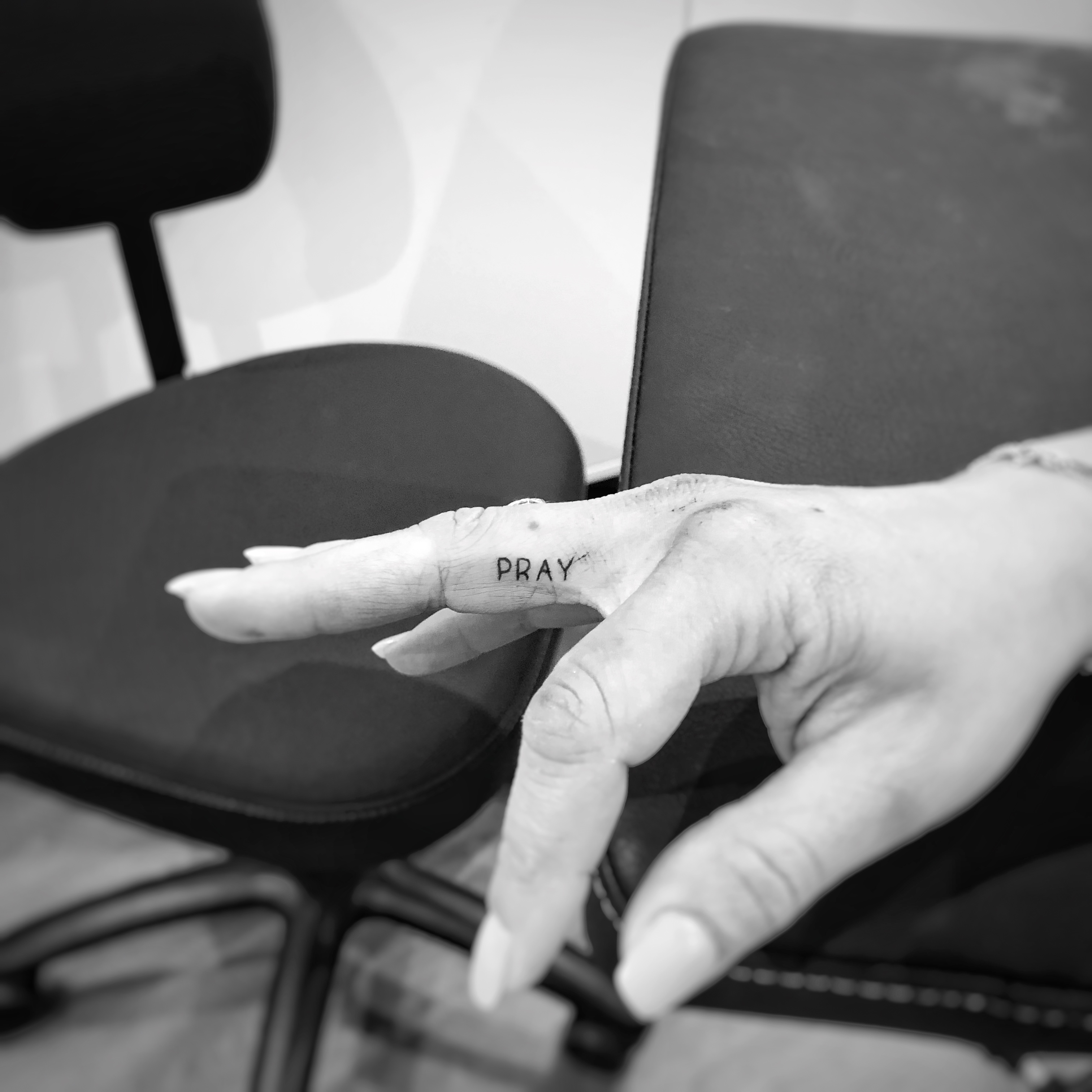TATOUAGE LETTRAGE DOIGT
