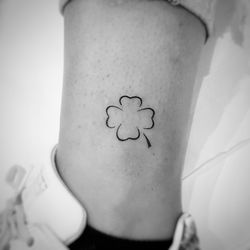 TATOUAGE TREFFLE 4 FEUILLES
