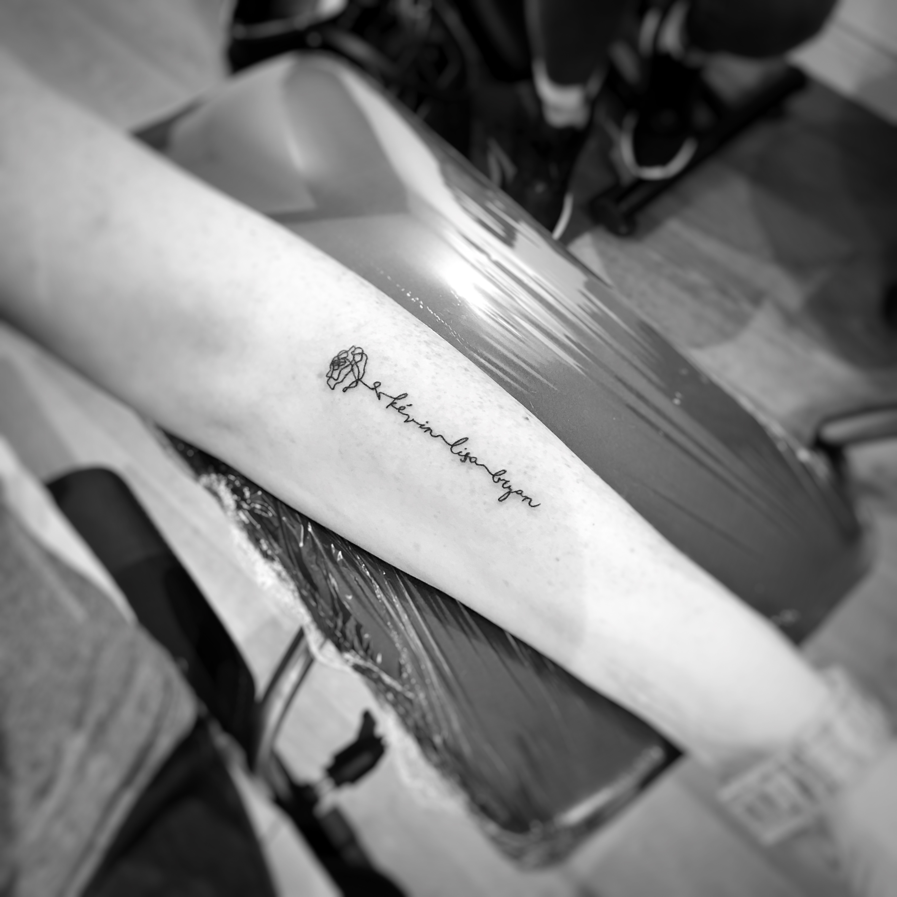 TATOUAGE PHRASE ET ROSE MANUSCRIT