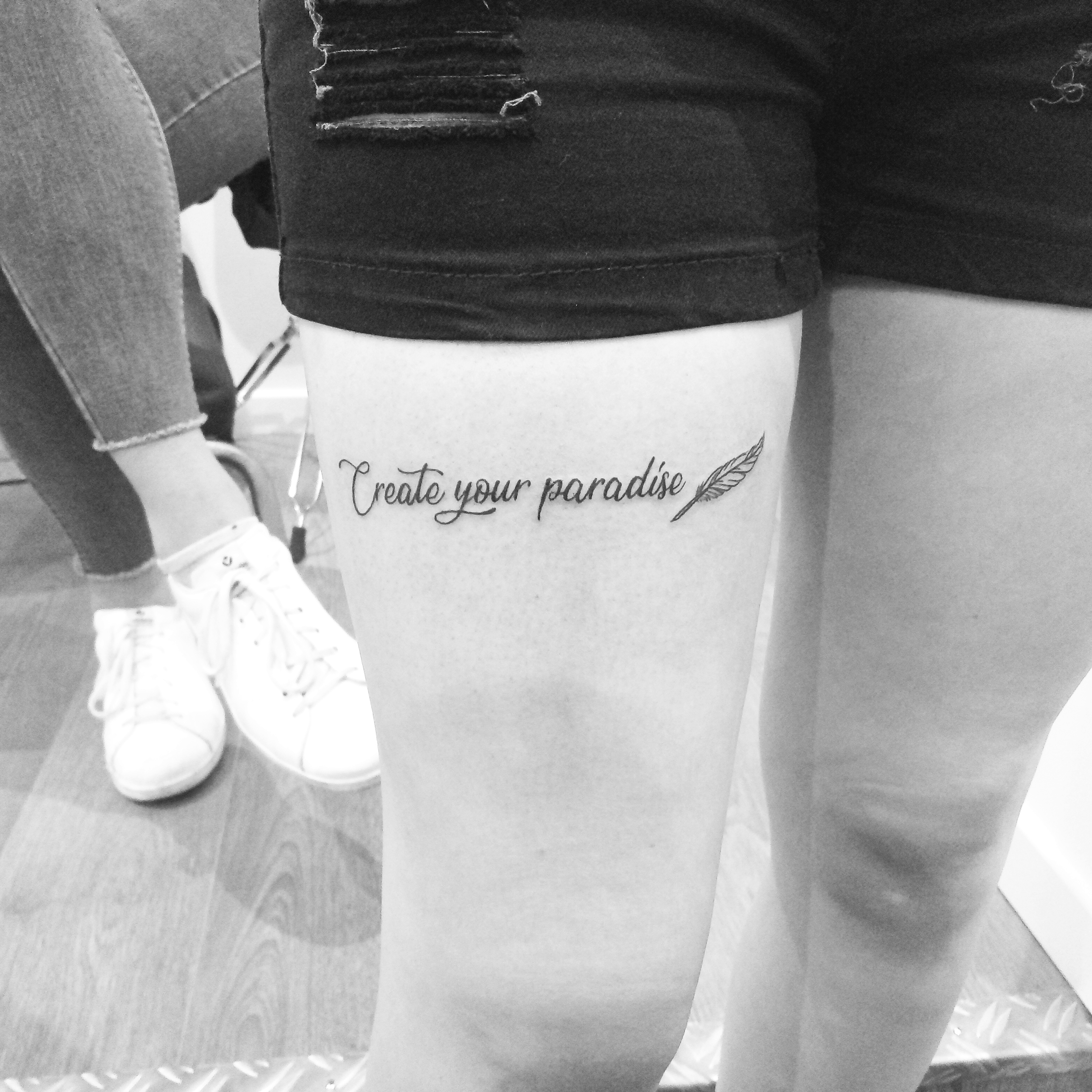 TATOUAGE LETTRAGE HAUT DE CUISSE