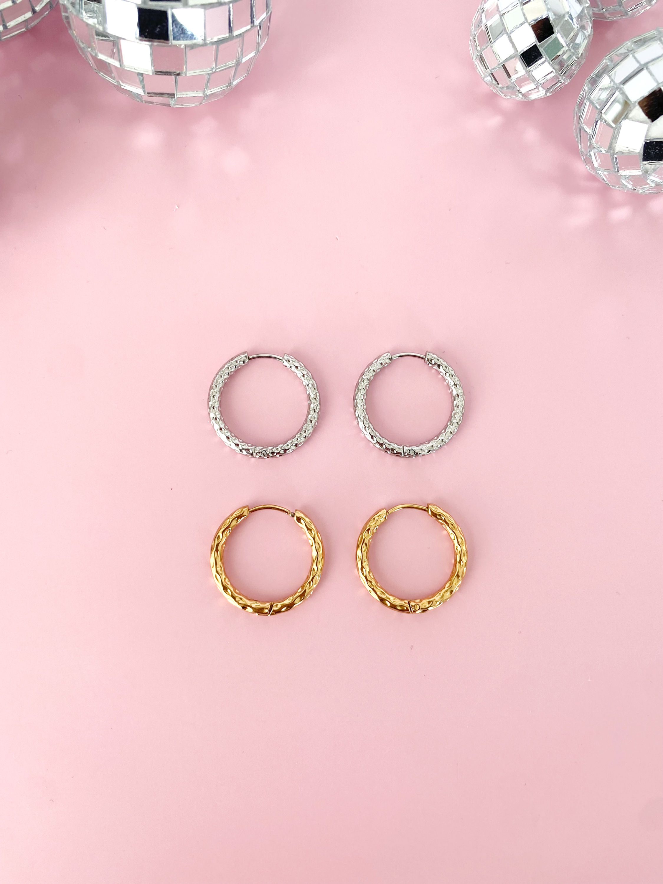 Boucles rondes ciselés