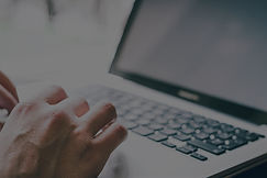 Hände tippen auf Laptop-Tastatur