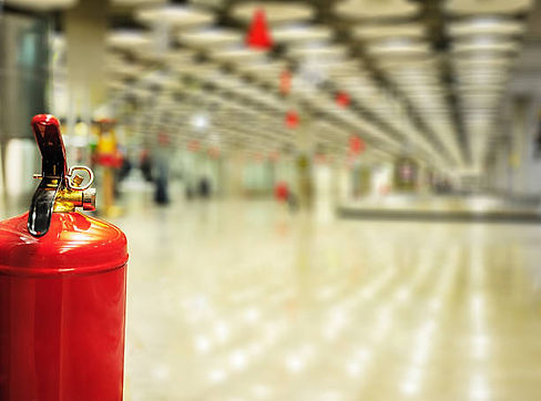 Feuerlöscher auf Hintergrund Halle