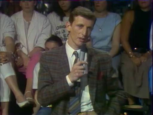 Luc Hennebert, responsable des programmes de Radio Corsaire en 1984 et 1985, converse avec Guy Lux, dans une émission de ce dernier, réalisée en partenariat avec des radios libres, dont Radio Corsaire.