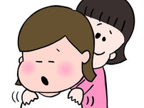 肩を揉みすぎて痛みが悪化した女性を描いたイラスト。背後の人物が肩を揉んでいる様子。