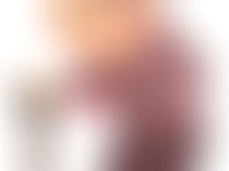 腰を大きく曲げて歩く高齢女性のイラスト。胸と腰の痛みを抱えている様子。