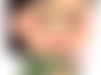 腕を上げたときに鎖骨付近が痛む女性のイラスト