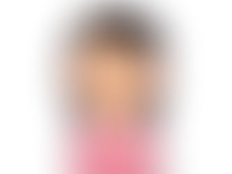 ピンク色の服を着た女性が、体をすくめて震えている様子。眉を寄せ、不安そうな表情で、周囲には震えを示す波線が描かれている。