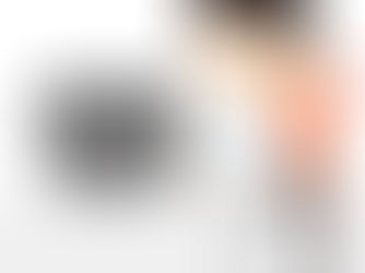 車椅子の患者がデスクで穏やかに作業している様子を描いたイラスト。難病患者の生活支援とケアのイメージ。